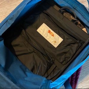 Navy fjallraven insert only. Does not come with the backpack